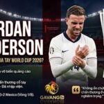 Jordan Henderson ôm cổ tay đau đớn sau sự cố nhảy qua biển quảng cáo trong trận Anh thắng Mexico tại World Cup 2026.